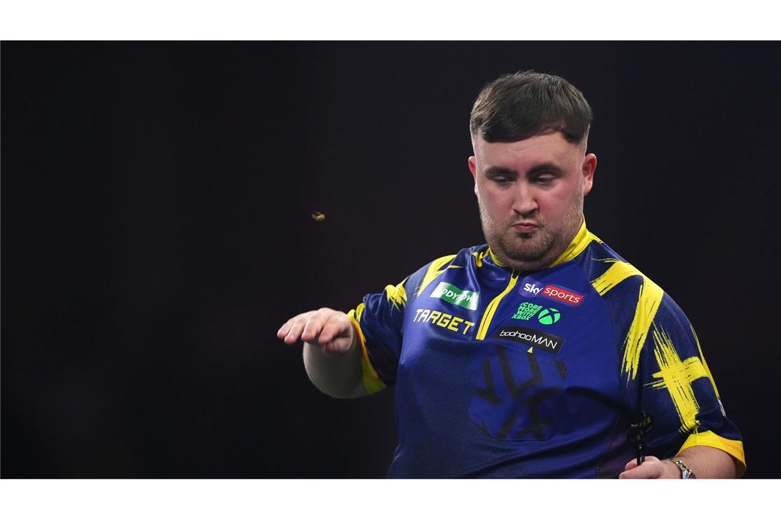 Littler versucht die Wespe abzuwehren.