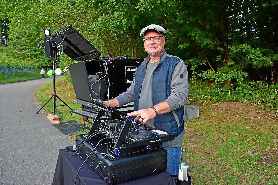 Live DJ Alibee mit der Ape sorgt für die musikalische Stimmung am Wengerthäusle....