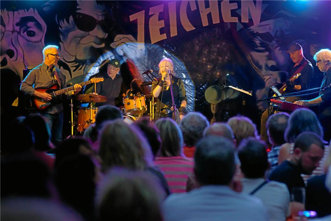 Die Band Wildflower veröffentlicht ihr Debütalbum Liveauftritte der Band, hier ein Open-Air-Konzert im Kulturbiergarten „7 Eichen“ in Affalterbach, stoßen bei Musikfreunden bereits auf reges Interesse. Foto: Estrella Mares
