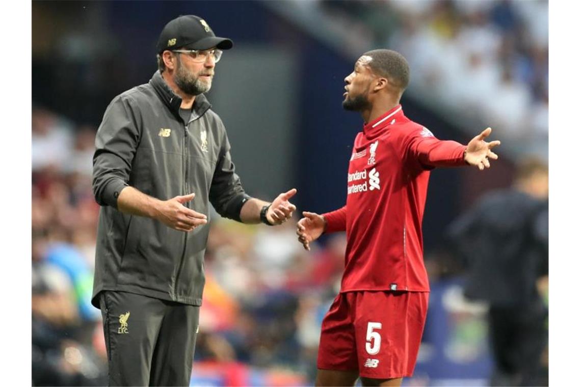 Liverpool-Coach Jürgen Klopp (l) im Gespräch mit Georginio Wijnaldum. Foto: Jan Woitas
