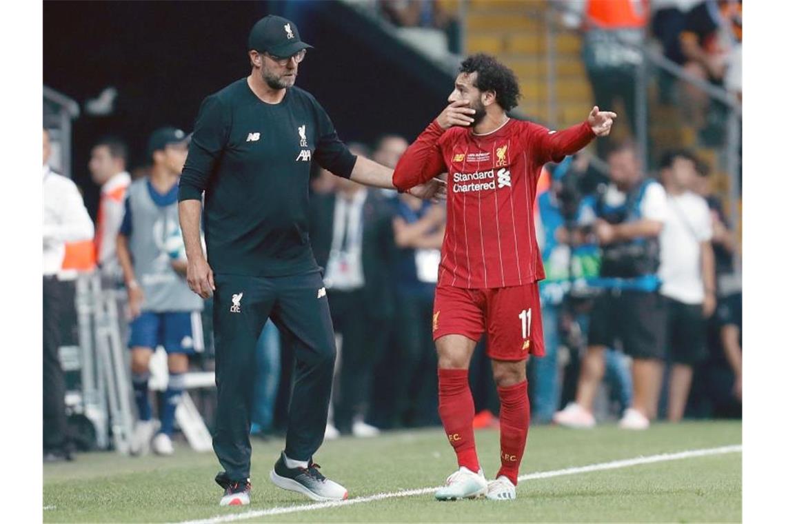 Liverpool-Coach Jürgen Klopp (l) mit Mohamed Salah. Foto: Lefteris Pitarakis/AP