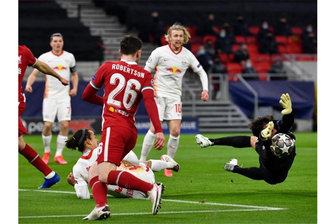 Liverpool-Keeper Alisson (r) muss sich mächtig strecken, bleibt letztlich aber ohne Gegentor. Foto: Marton Monus/dpa