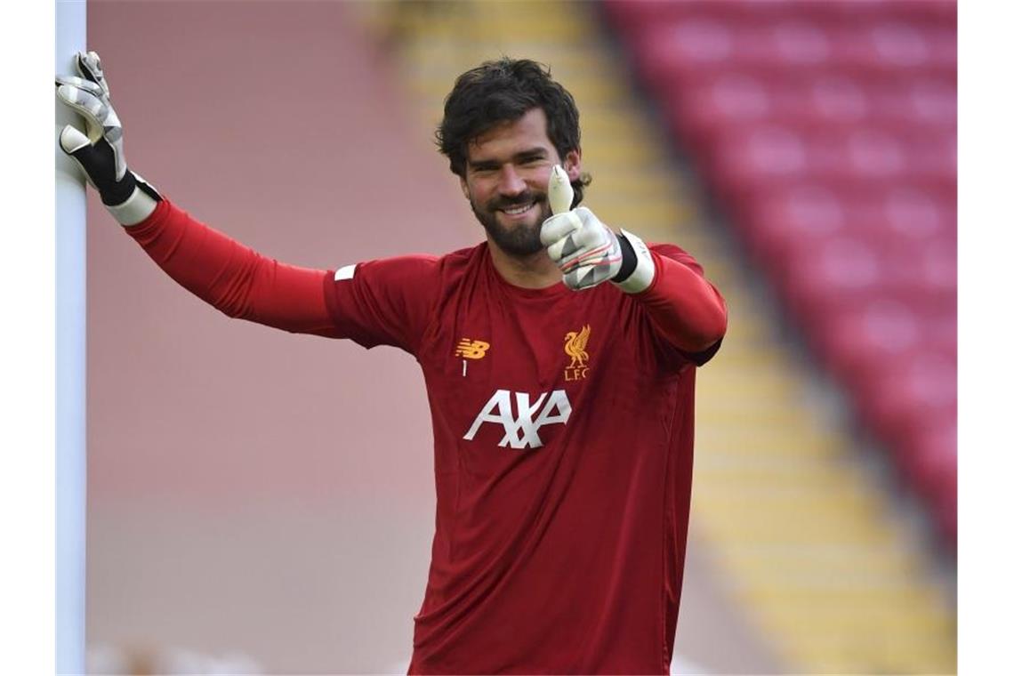 Alisson lobt Klopp: Er hat den Club „revolutioniert“ Liverpool-Keeper Alisson schwärmt von Trainer Klopp. Foto: Paul Ellis/Pool AFP via AP/dpa