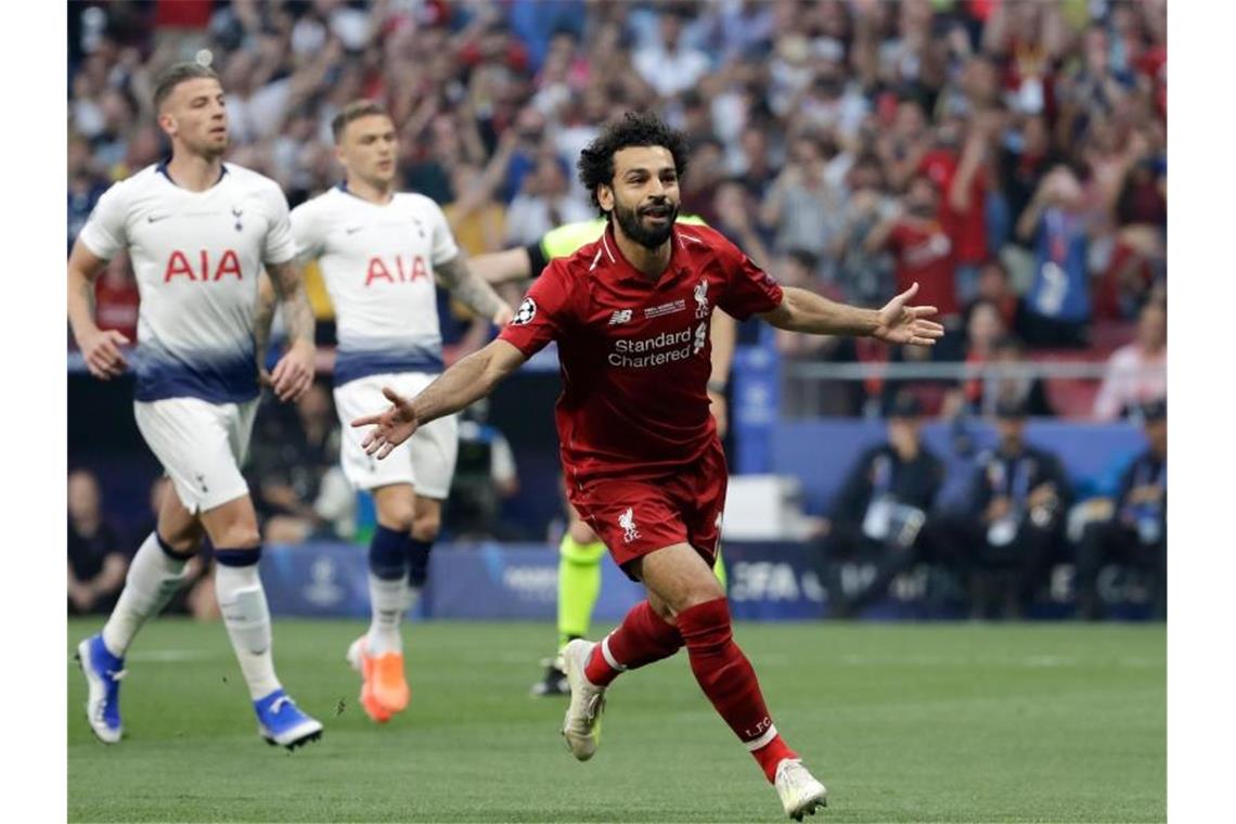Liverpool-Star Mohamed Salah (r) dreht nach seinem Führungstreffer jubelnd ab. Foto: Felipe Dana/AP