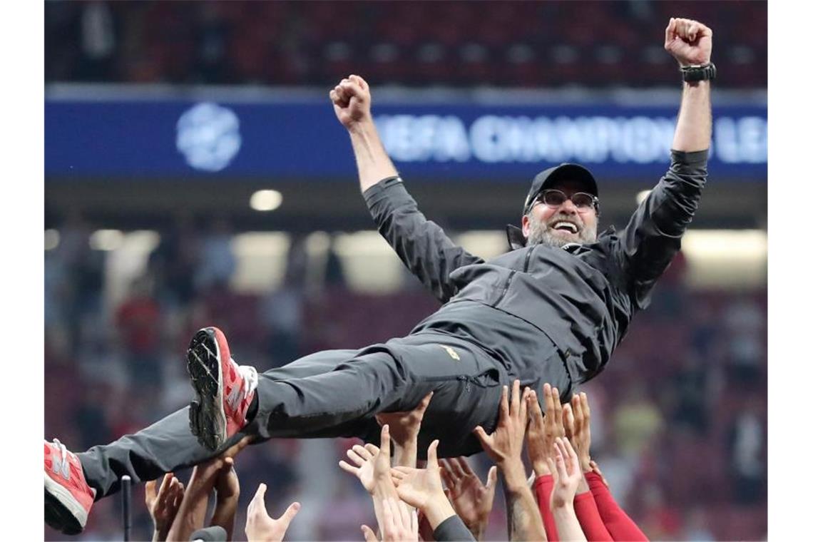 Sehnsucht gestillt: Klopp und Liverpool auf Europas Thron Liverpool-Trainer Jürgen Klopp wurde nach dem Finalsieg von seinen Spielern auf Händen getragen. Foto: Jan Woitas