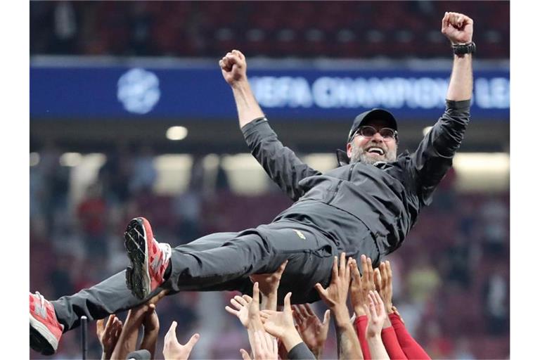 Liverpool-Trainer Jürgen Klopp wurde nach dem Finalsieg von seinen Spielern auf Händen getragen. Foto: Jan Woitas