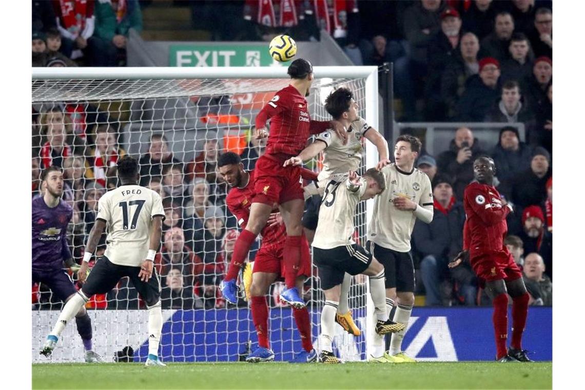 Liverpools Abwehrchef Virgil van Dijk (M, 14) markierte gegen Manchester United per Kopf den Treffer zur 1:0-Führung. Foto: Martin Rickett/PA Wire/dpa