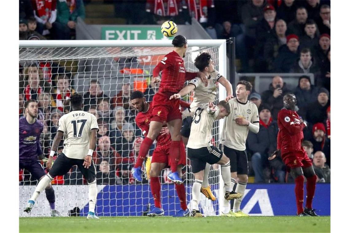 Liverpool baut Vorsprung aus - Klopp will noch keine Party Liverpools Abwehrchef Virgil van Dijk (M, 14) markierte gegen Manchester United per Kopf den Treffer zur 1:0-Führung. Foto: Martin Rickett/PA Wire/dpa