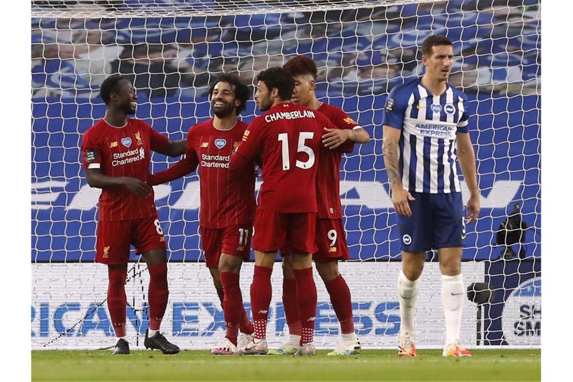 Liverpools Mohamed Salah (2.v.l.) feiert mit seinen Mannschaftskameraden den ersten Treffer seiner Mannschaft in Brighton. Foto: Paul Childs/Nmc Pool/PA Wire/dpa