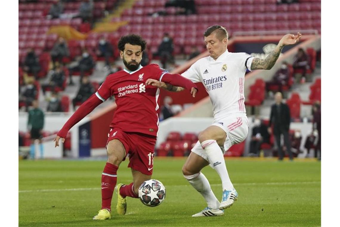 Liverpools Mohamed Salah (l) kämpft mit Toni Kroos von Real Madrid um den Ball. Foto: Jon Super/AP/dpa