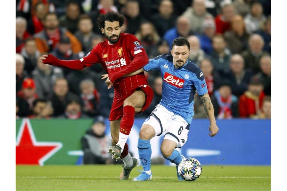 Liverpools Mohamed Salah (l) und Mario Rui aus Neapel kämpfen um den Ball. Foto: Martin Rickett/PA Wire/dpa