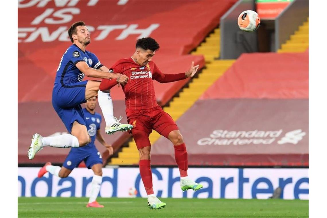 Liverpools Roberto Firmino (r) erzielt das Tor zum 4:1 gegen den FC Chelsea. Foto: Laurence Griffiths/Pool Getty/dpa