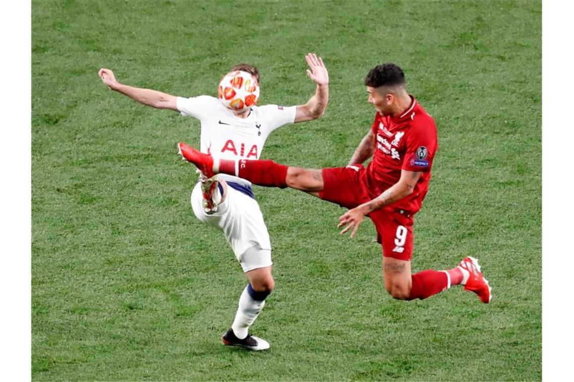 Liverpools Roberto Firmino (r) geht mit überharten Einsatz in Tottenhams Harry Winks. Foto: Armando Franca/AP