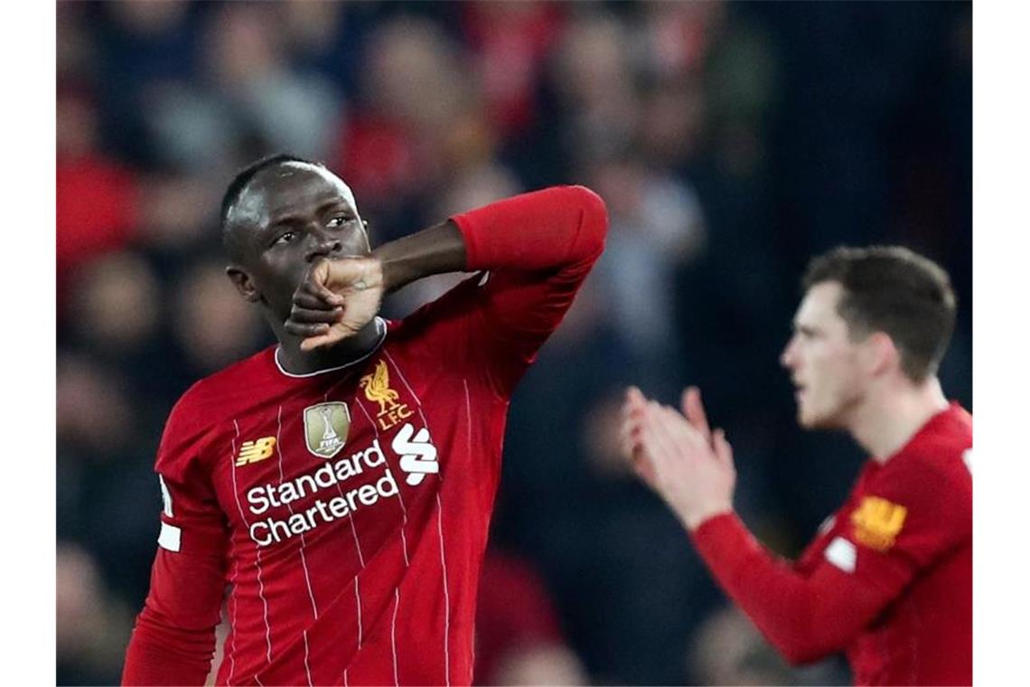 Klopps Liverpool weiter auf Titelkurs Liverpools Sadio Mane (l) schoss das einzige Tor der Partie. Foto: Jon Super/AP/dpa