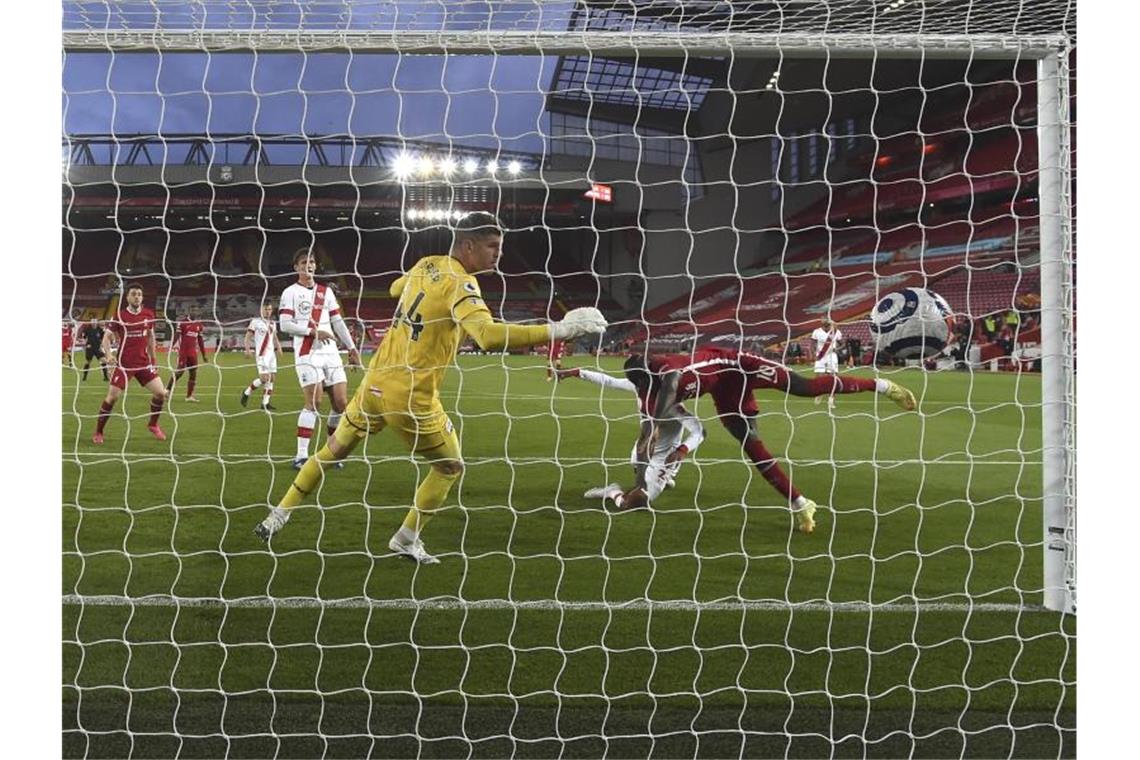 Liverpools Sadio Mane (r) erzielt den Führungstreffer für seine Mannschaft. Foto: Paul Ellis/Pool AFP/AP/dpa