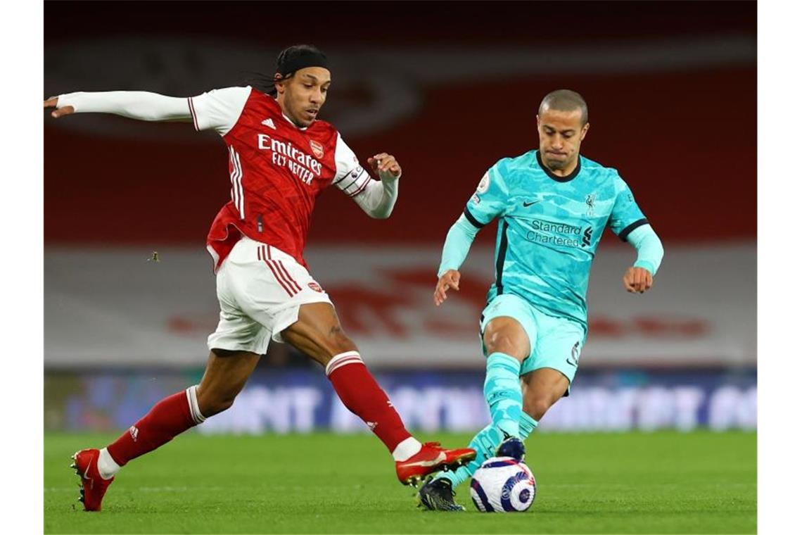 Debakel für Chelsea - Liverpool rückt an Tuchel heran Liverpools Thiago Alcantara (r) kommt vor Arsenals Pierre-Emerick Aubameyang an den Ball. Foto: Julian Finney/PA Wire/dpa