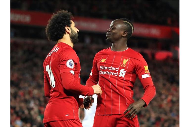 Liverpools Torschütze Mohamed Salah (l) jubelt über das 1:0 mit seinem Teamkollegen Sadio Mane. Foto: Peter Byrne/PA Wire/dpa