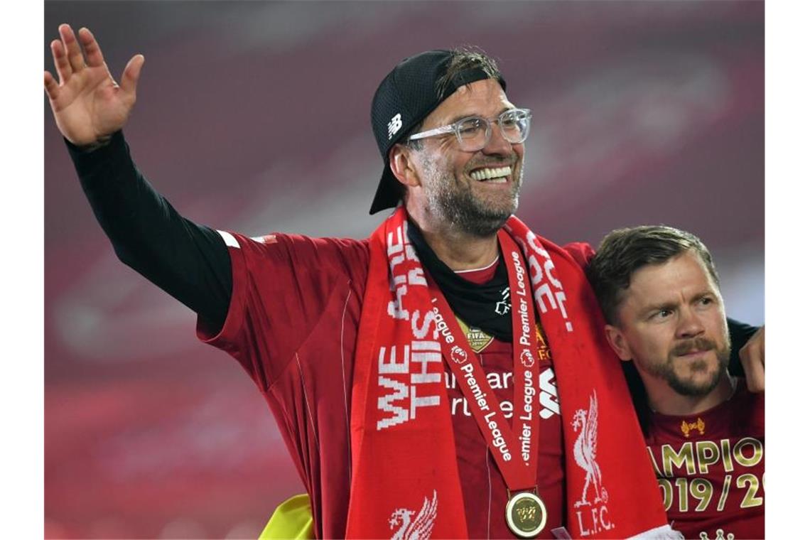 Liverpools Trainer Jürgen Klopp jubelt nach der Meisterehrung über den Titelgewinn. Foto: Paul Ellis/PA Wire/dpa
