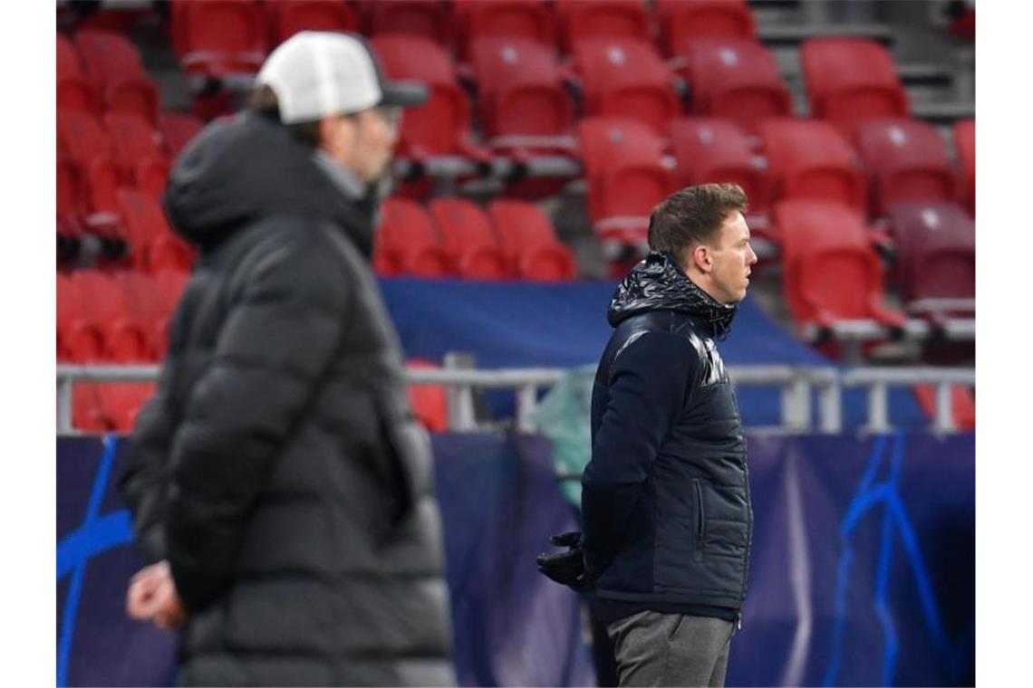 Das bringt die Woche: Königsklasse, Bundesliga, Nord-Gipfel Liverpools Trainer Jürgen Klopp und Leipzigs Trainer Julian Nagelsmann (r) stehen am Spielfeldrand. Foto: Marton Monus/dpa
