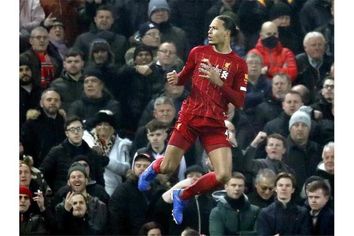 Liverpools Virgil van Dijk (M) freut sich über sein Tor zum 1:0. Foto: Martin Rickett/PA Wire/dpa