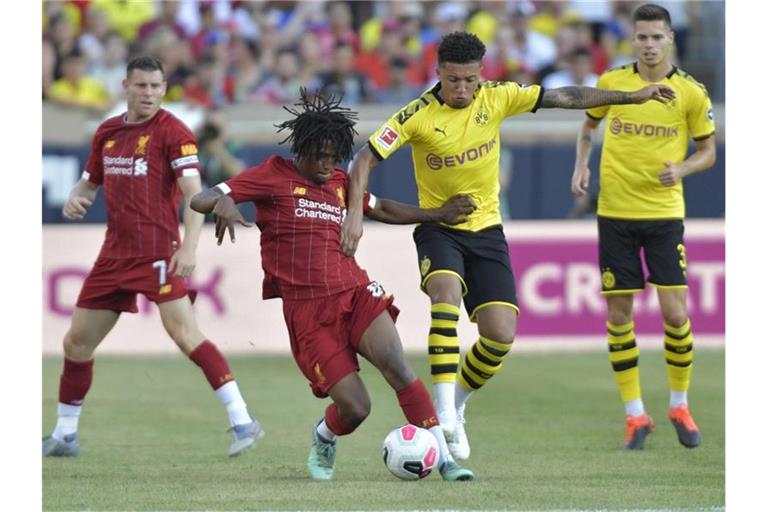 Liverpools Yasser Larouci (2.v.l) und Dortmunds Jadon Sancho (2.v.r) im Zweikampf um den Ball. Foto: Tim Vizer/Archivbild