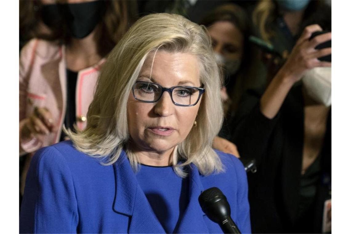 Trump-Kritikerin aus Führungsamt der Republikaner gewählt Liz Cheney, Republikanische Abgeordnete im US-Abgeordnetenhaus aus Wyoming, spricht mit Reportern. Foto: Manuel Balce Ceneta/AP/dpa