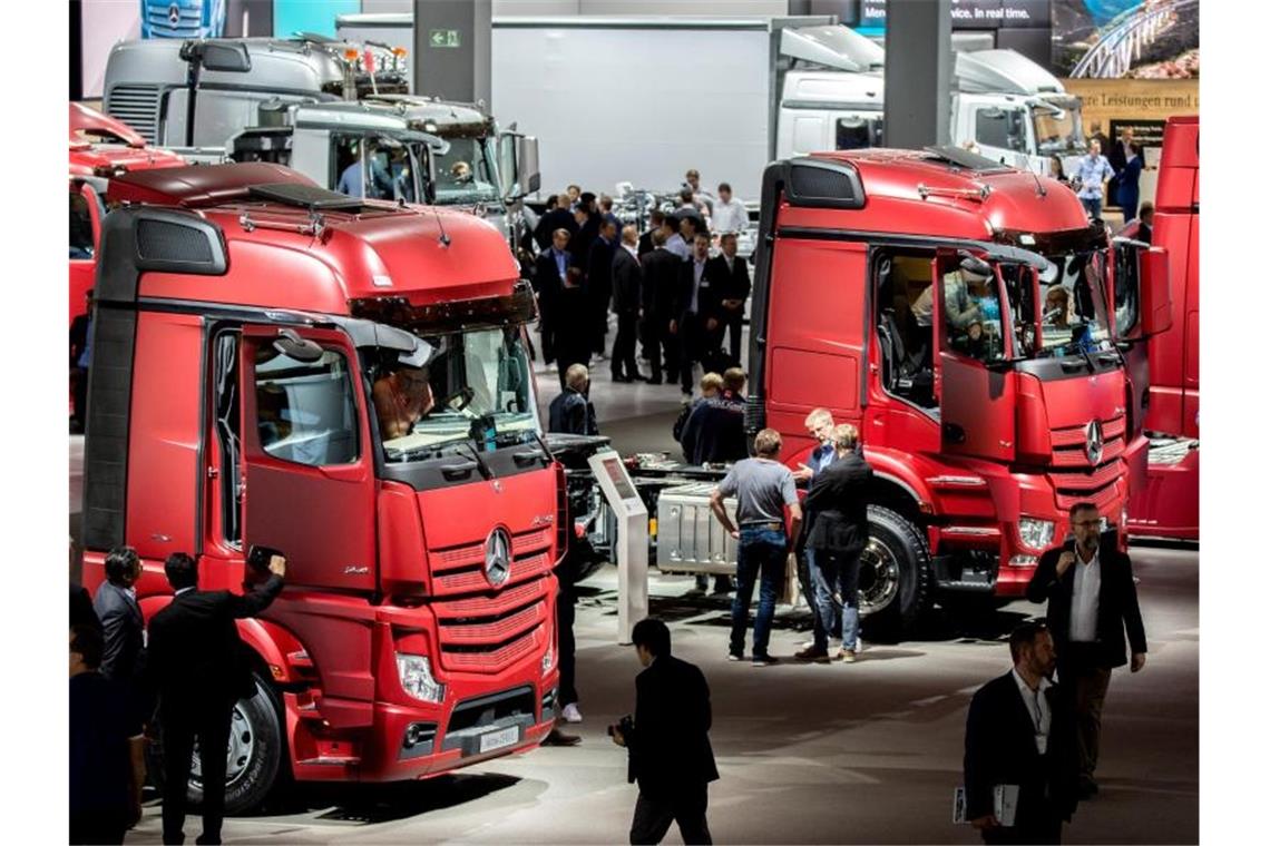 Daimler hat 2019 weniger Lastwagen verkauft LKW am Stand von Daimler bei der IAA. Foto: Hauke-Christian Dittrich/dpa/Archivbild
