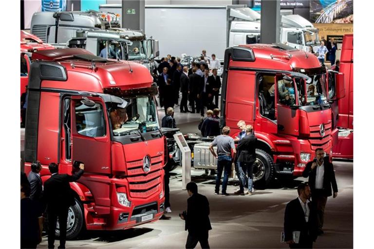 LKW am Stand von Daimler bei der IAA. Foto: Hauke-Christian Dittrich/dpa/Archivbild