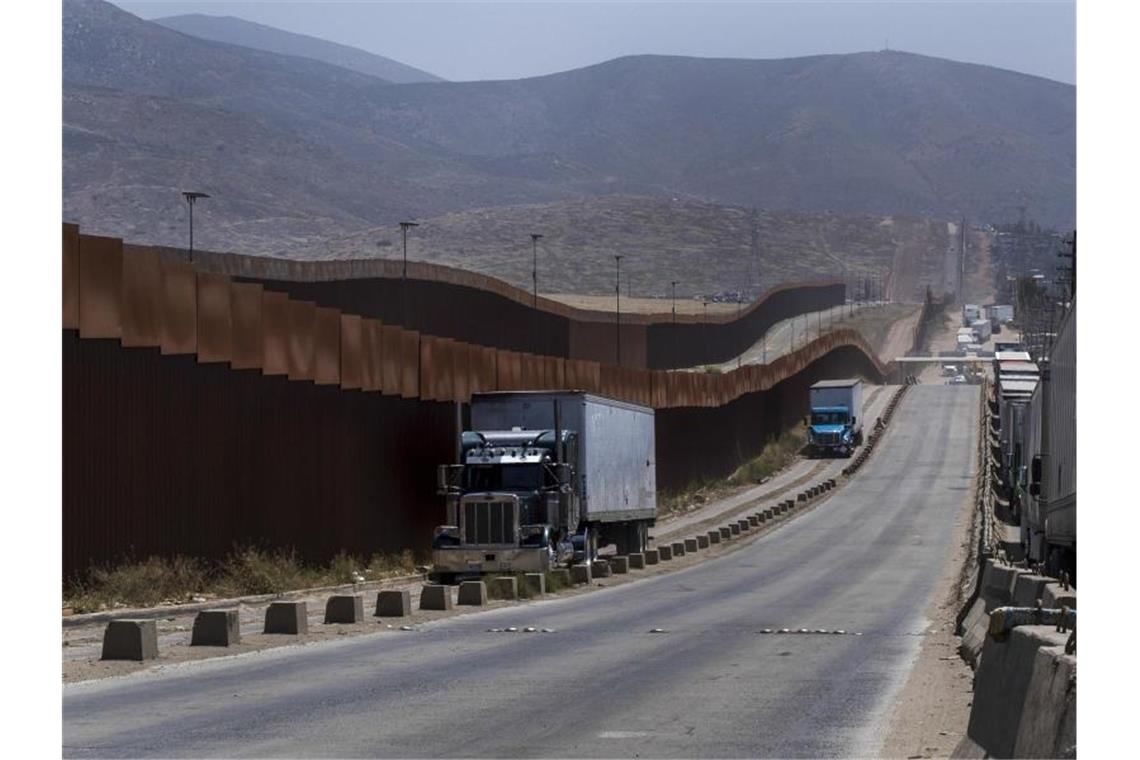 Trump stößt nach Einigung mit Mexiko erneut Drohungen aus Lkw am US-Grenzzaun: Donald Trump droht Mexiko nach einer Einigung erneut. Foto: Hans-Maximo Musielik/AP