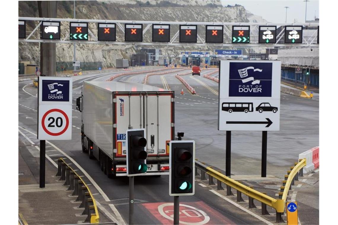 LKW im Hafen von Dover: Finanzminister Javid ruft die britische Wirtschaft auf, die Forderung nach einer Angleichung an EU-Regeln nach dem Brexit aufzugeben. Foto: Silvia Kusidlo/dpa