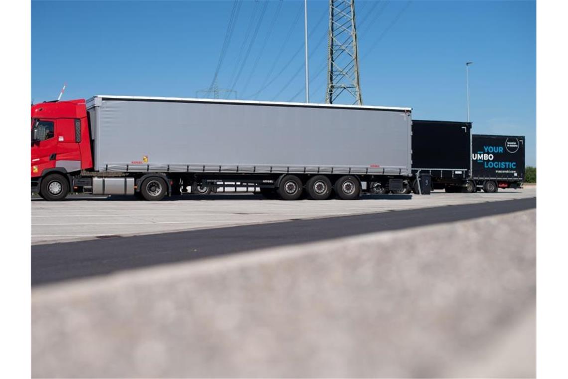 Lkw parken auf einer Rastplatzanlage an der Autobahn. Foto: Marius Becker/dpa