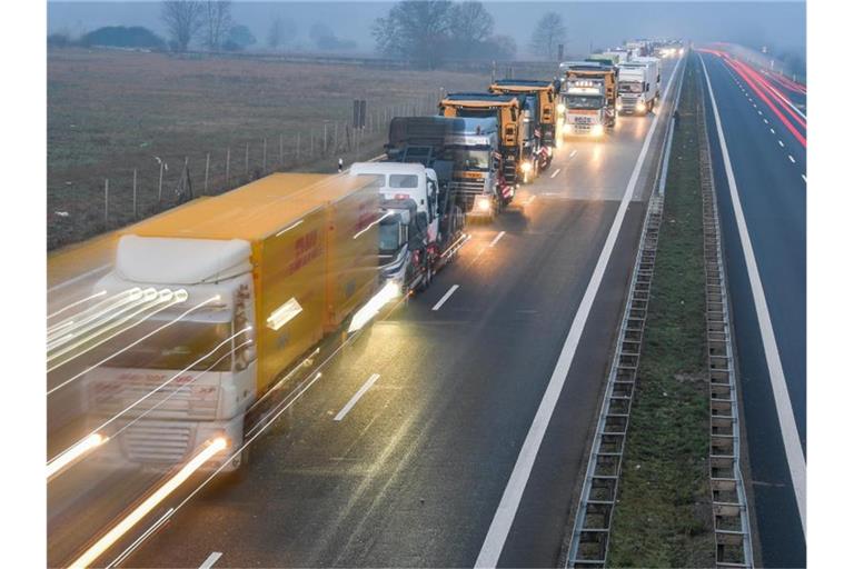 Lkw stauen sich am frühen Morgen auf einer Autobahn. Foto: Patrick Pleul/dpa-Zentralbild/dpa/Symbolbild