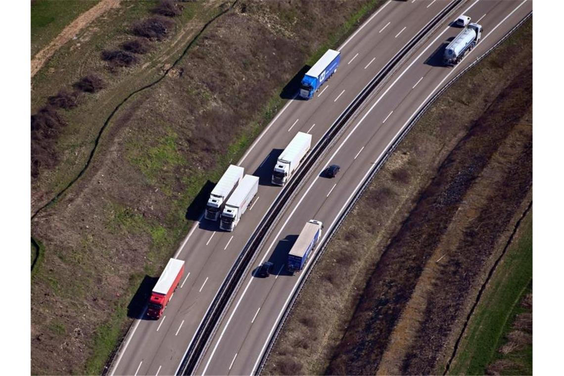 Lkws fahren auf der Autobahn 8 bei Pforzheim. Foto: Uli Deck/dpa/Archivbild