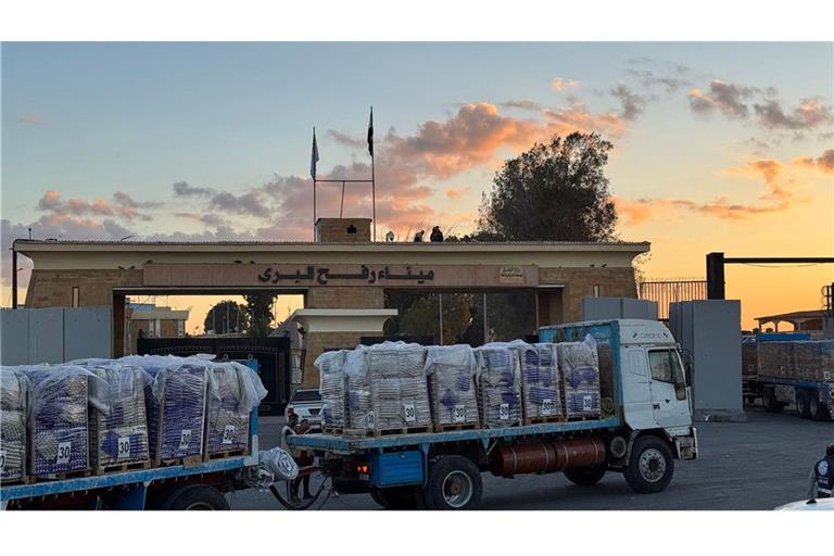 UN können nicht ausreichend Hilfsgüter in Gaza-Streifen liefern LKWs mit Hilfsladungen für den Gazastreifen. (Archivbild).