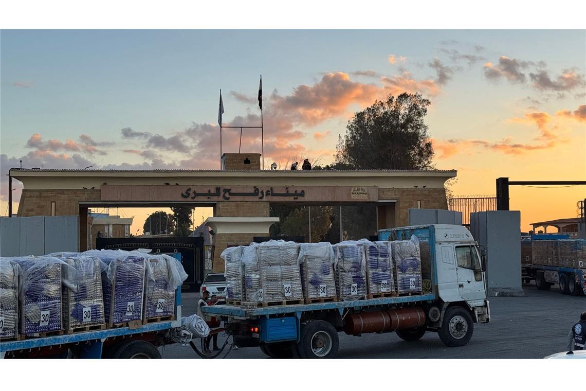 UN können nicht ausreichend Hilfsgüter in Gaza-Streifen liefern LKWs mit Hilfsladungen für den Gazastreifen. (Archivbild).