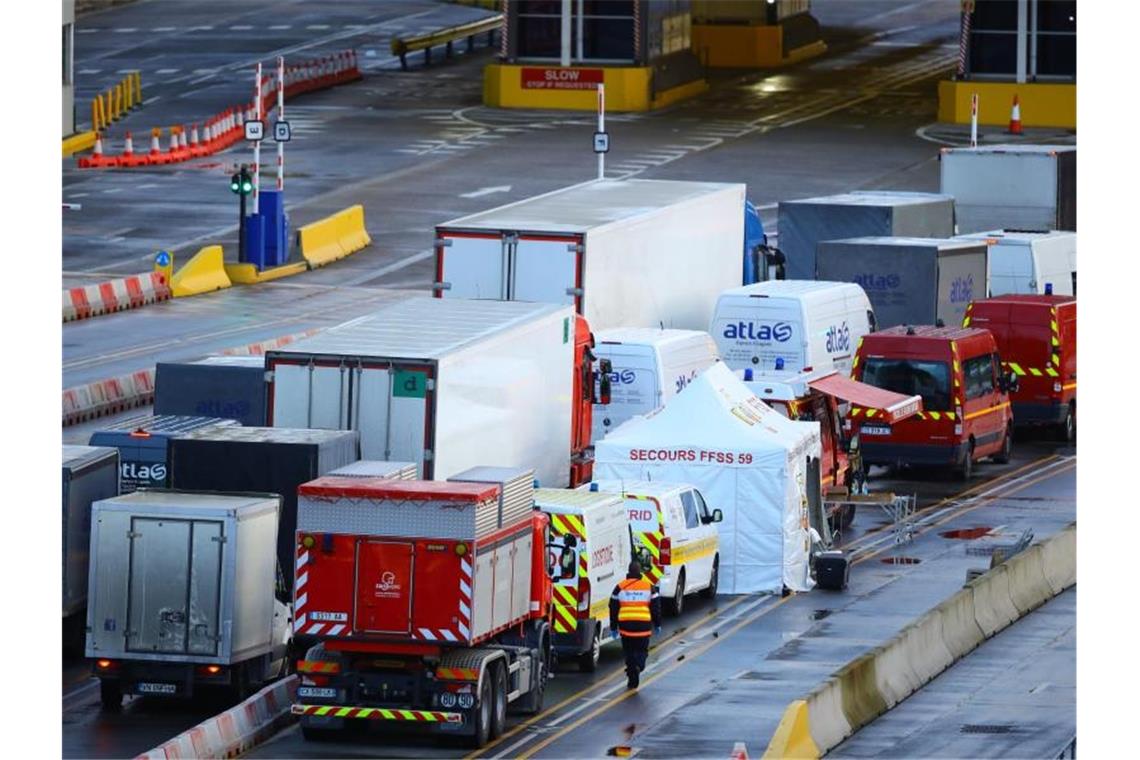 Tausende Lastwagen-Fahrer Weihnachten im Stau LKWs und PKWs reihen sich für die Fahrt durch den Eurotunnel von Dover nach Calais ein. Die britische-französisch Grenze soll über die Weihnachtsfeiertage offen bleiben und der Verkehr durch den Eurotunnel soll weitergehen. Foto: Aaron Chown/PA Wire/dpa