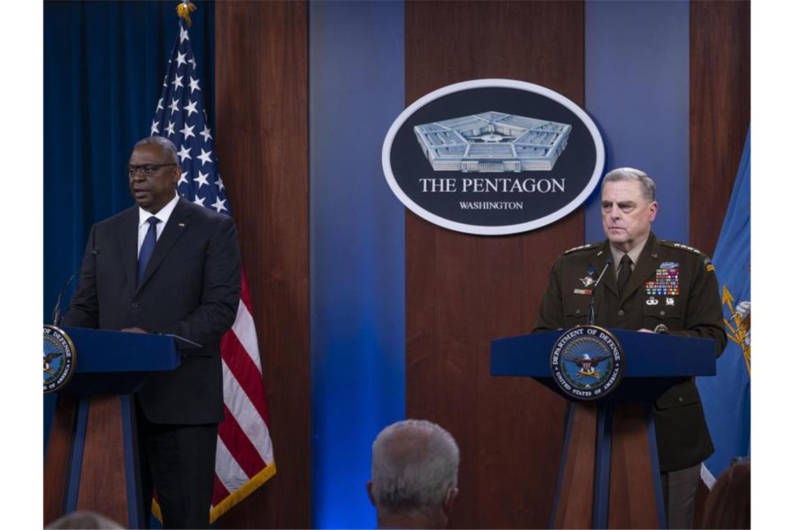 Lloyd Austin (l), Verteidigungsminister der USA, und General Mark Milley, Vorsitzender der Joint Chiefs, sprechen bei einer Pressekonferenz zur Lage in Afghanistan. Foto: Ssgt. Julian Kemper/Dod/Planet Pix via ZUMA Press Wire/dpa