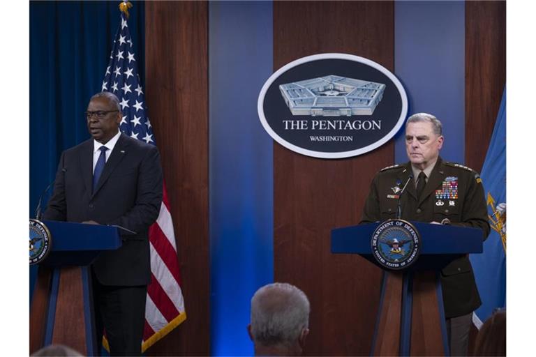 Lloyd Austin (l), Verteidigungsminister der USA, und General Mark Milley, Vorsitzender der Joint Chiefs, sprechen bei einer Pressekonferenz zur Lage in Afghanistan. Foto: Ssgt. Julian Kemper/Dod/Planet Pix via ZUMA Press Wire/dpa