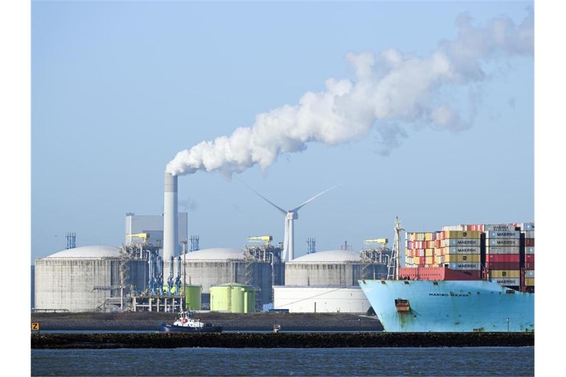 Scholz will raschen Bau von LNG-Terminals LNG-Terminal im Hafen von Rotterdam. Jetzt sollen auch in Deutschland solche Anlagen für Flüssiggas gebaut werden. Foto: Federico Gambarini/dpa