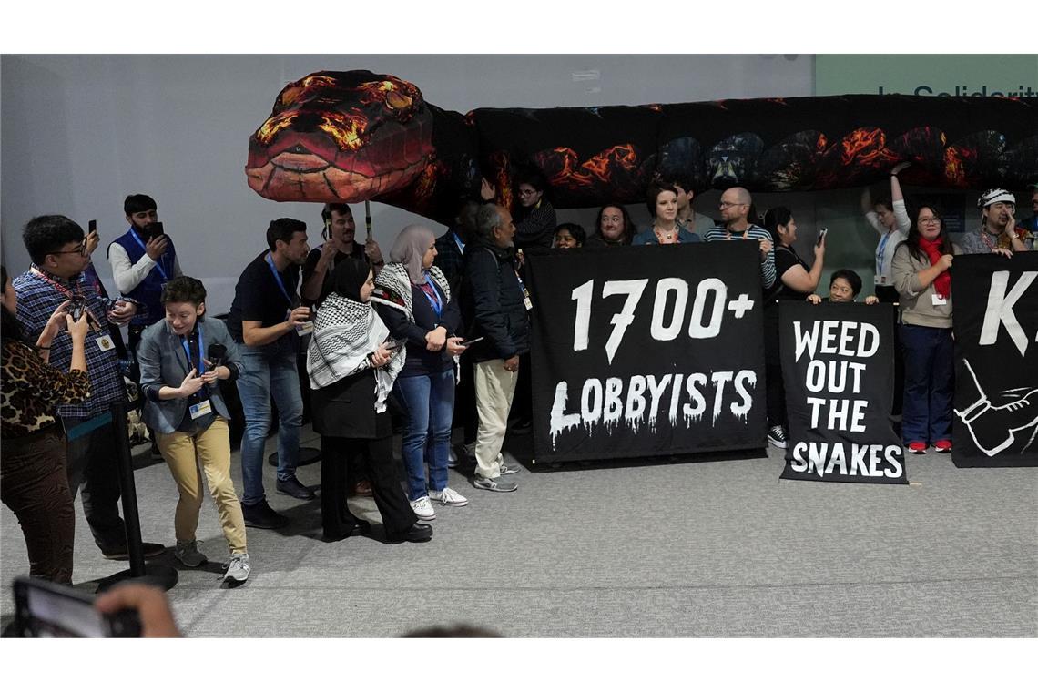 Party der Öl-Industrie? 1.700 Lobbyisten auf Klimagipfel Lobbyisten als böse Schlange: Aktion von Klimaaktivisten auf der COP29.