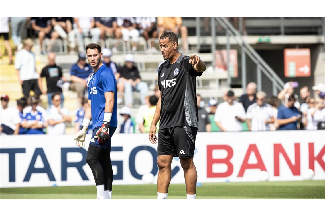 Loboué als Torwarttrainer auf Schalke.