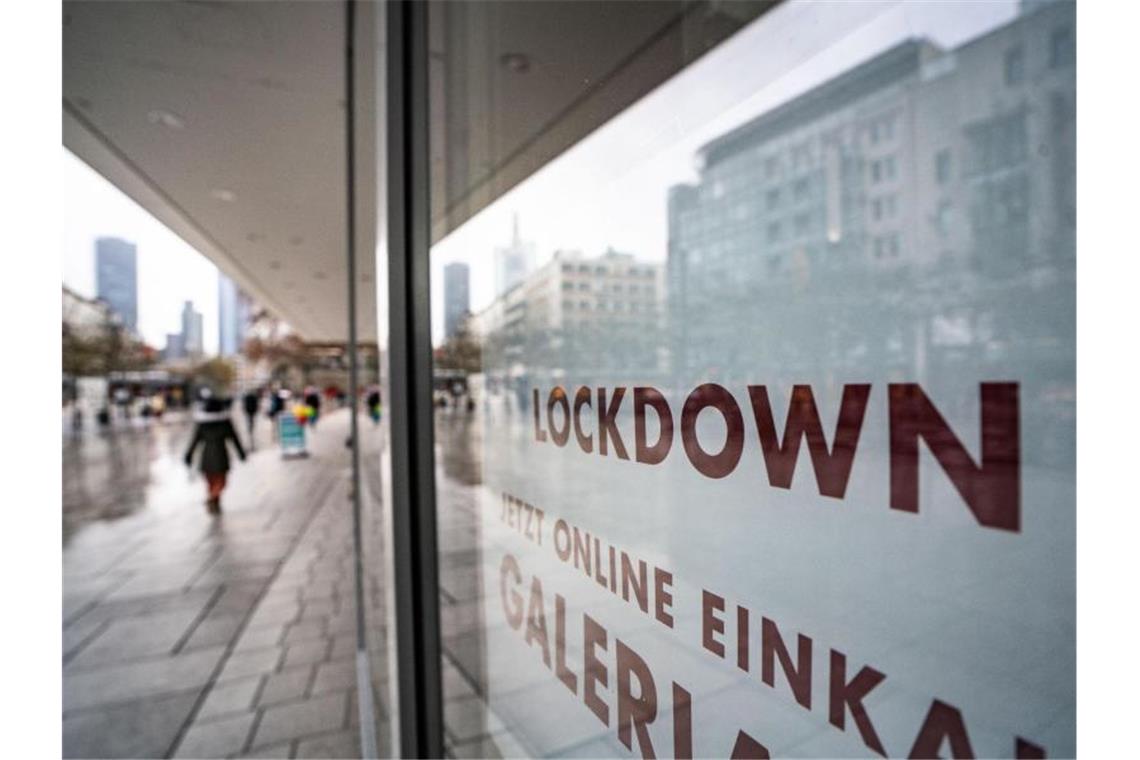 „Lockdown“ steht im Schaufenster eines geschlossenen Kaufhauses auf der Frankfurter Zeil, das darunter zum Online-Einkauf rät. Foto: Frank Rumpenhorst/dpa