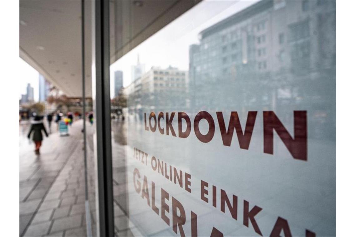 Mehrheit für Ende von Corona-Ausnahmezustand „Lockdown“ steht im Schaufenster eines geschlossenen Kaufhauses: Die „epidemische Lage“ war erstmals im März 2020 vom Bundestag festgestellt worden. Foto: Frank Rumpenhorst/dpa