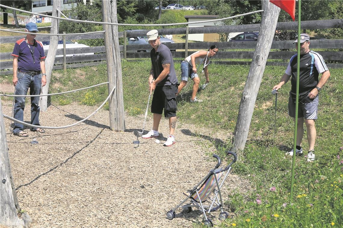 Locker, entspannt und mit ein wenig ungewöhnlichen Zielen aufwartend: Crossgolf. Am Sonntag gibt es in Spiegelberg die zehnte Auflage der etwas anderen Form des Golfspiels. Foto: B. Strohmaier