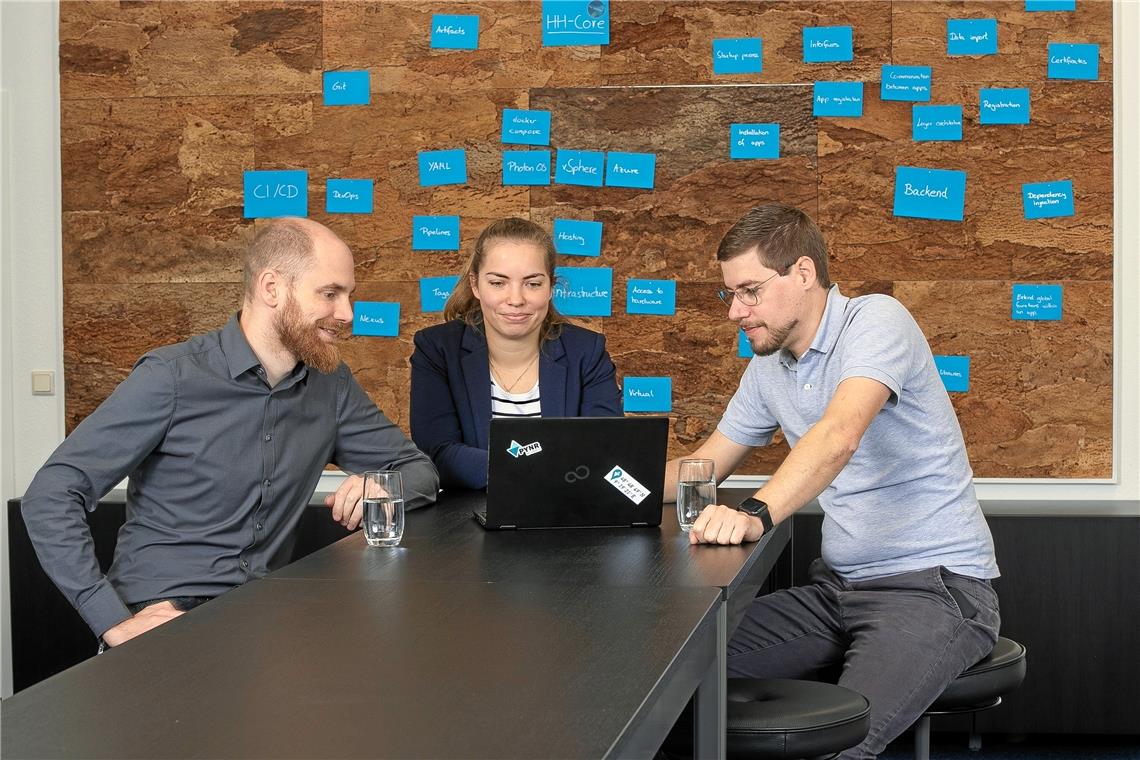 Start-up in Rommelshausen: Harro Höfliger kann auch hip sein Lockerer Austausch am Kaffeetisch: Matthias Göbel, Jana Seemann und Fabian Elsässer (von links) pflegen eine entspannte Arbeitsatmosphäre. Foto: Harro Höfliger