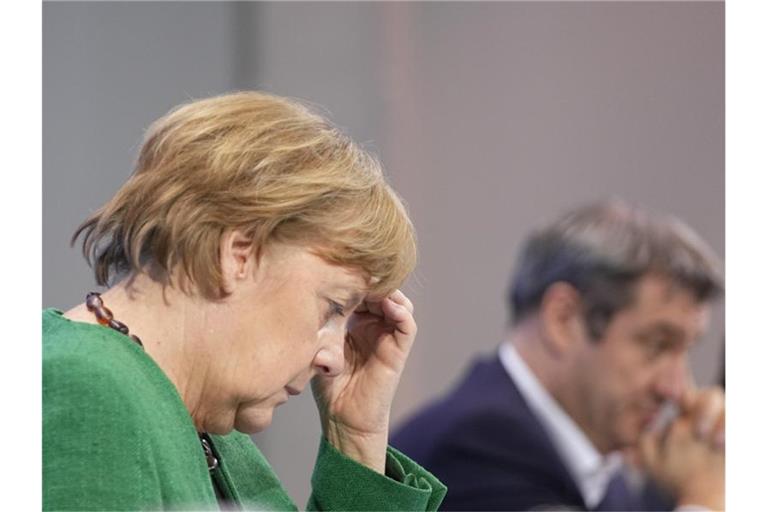 Lockerungen für den Amateursport gestoppt: Angela Merkel und Markus Söder nach den Verhandlungen. Foto: Michael Kappeler/dpa/Pool/dpa