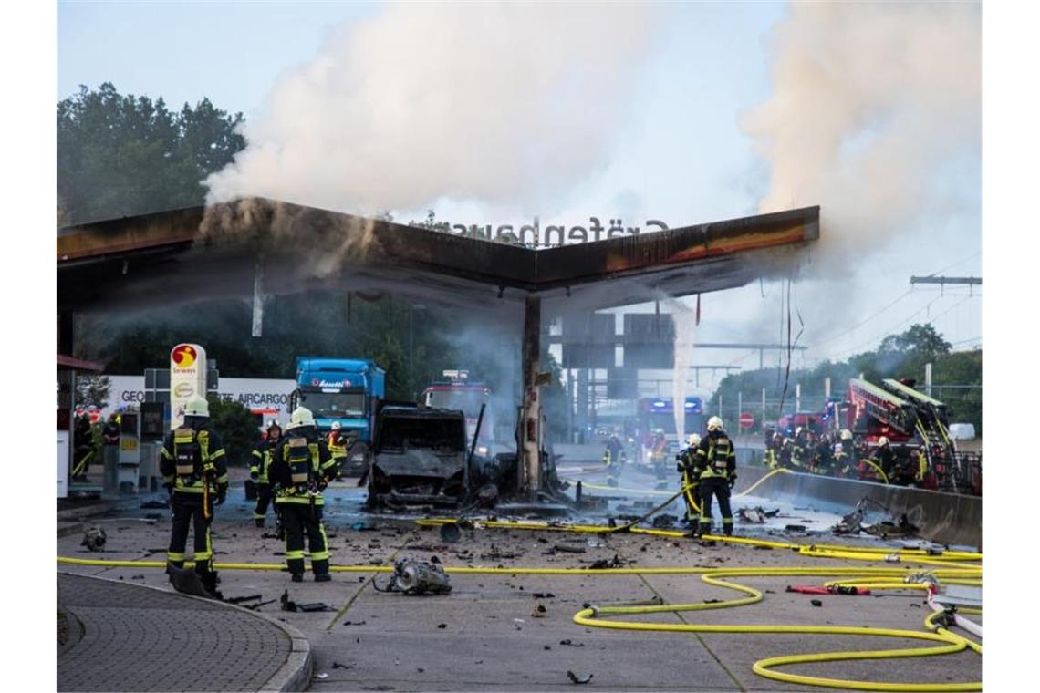 Autofahrer raste mit 150 Stundenkilometer in Tankstelle Löscharbeiten an der Autobahn-Tankstelle. Am Montag raste ein Fahrzeug mit über 150 km/h in die Anlage. Foto: Skander Essadi/5vision.media/dpa