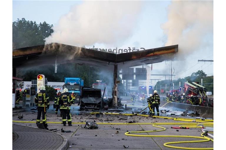Löscharbeiten an der Autobahn-Tankstelle. Am Montag raste ein Fahrzeug mit über 150 km/h in die Anlage. Foto: Skander Essadi/5vision.media/dpa