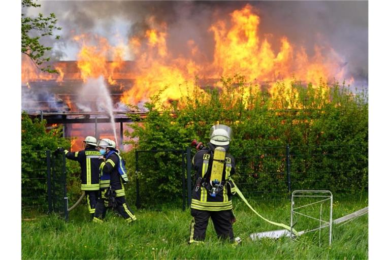 Löscharbeiten an einem Kitagebäude in Schorndorf. Foto: Kohls/Sueddeutsche Mediengesellschaft SDMG/dpa