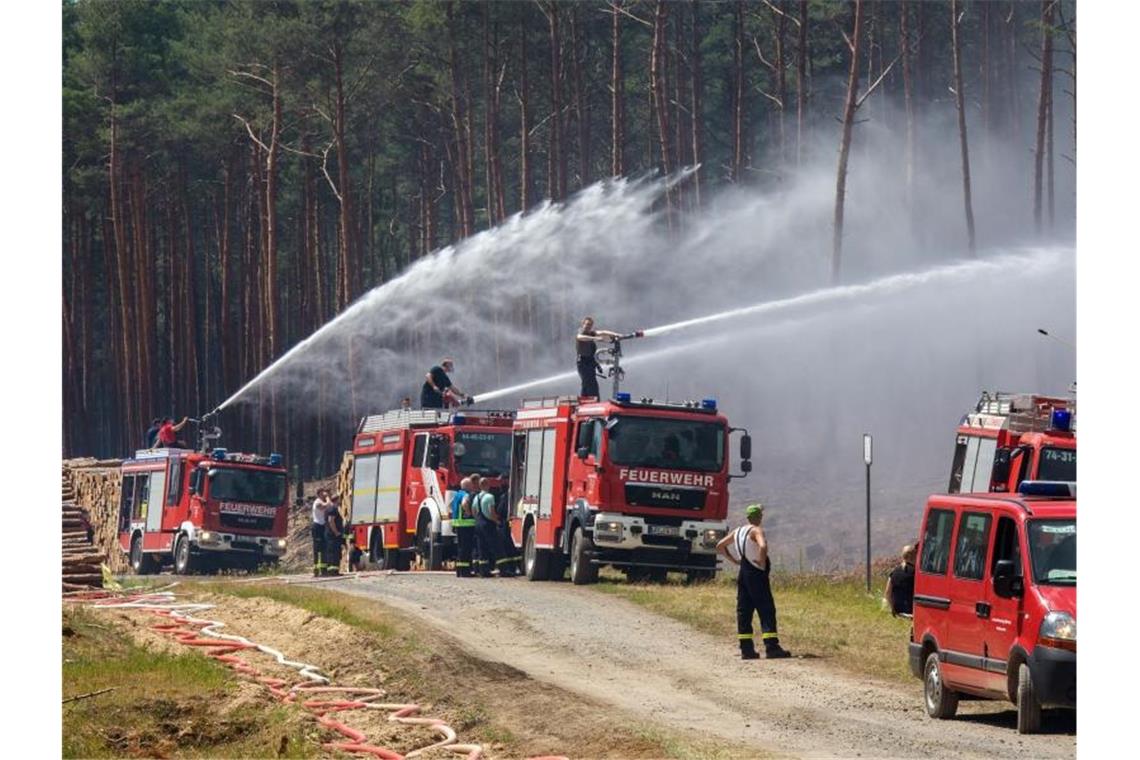 Erste Entspannung bei Waldbrand: Bewohner kehren zurück Löscharbeiten bei Alt Jabel in Mecklenburg-Vorpommern. Foto: Jens Büttner